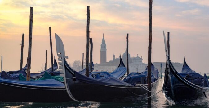 venice sunrise gondola