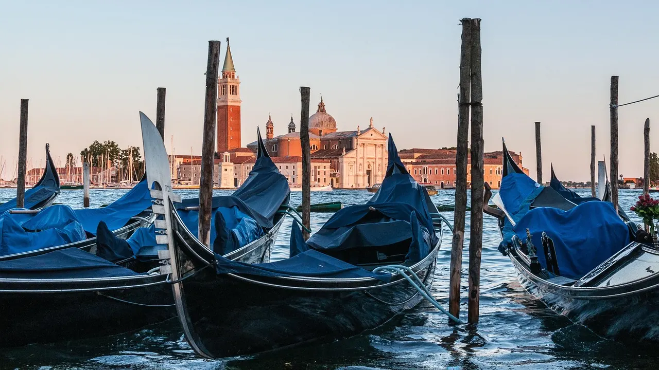 Seamless Transfer from Venice Airport to Your Venice Hotel, Airbnb, or Apartment